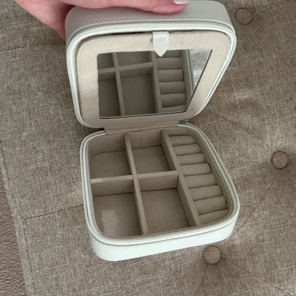 NEW! Chico's Jewelry Travel Storage Organizer Case 2.25” x 5.25” White/Cream - Picture 6 of 9